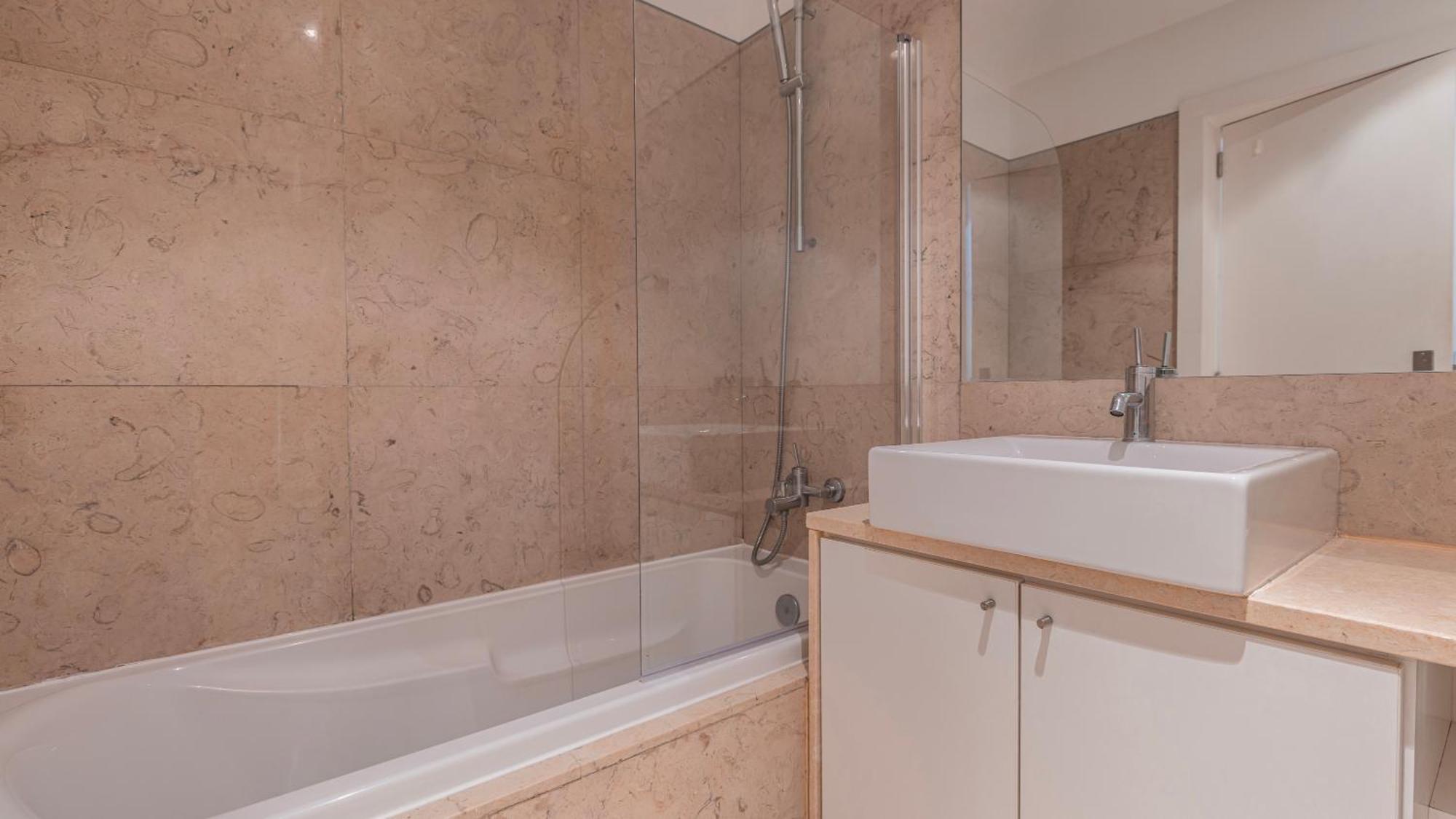 Classy 3bdr By Lovelystay *